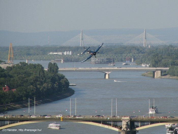 II. világháborús amerikai haditengerészeti vadászgép a Duna felett